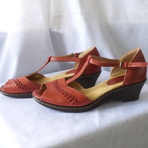 Softspots Red Leather T-strap Peep Toe Sandals size 8M